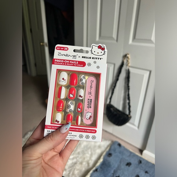 NWT Hello Kitty Press On Nails - Picture 1 of 4